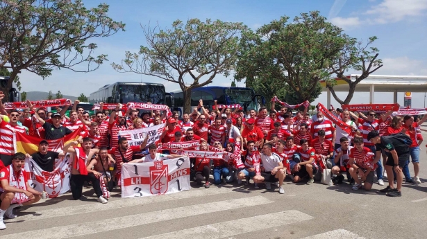 Afición del Granada, con miembros de La Horizontal entre ella, en el desplazamiento a Sevilla para el encuentro frente al Betis (FRAN CALVO)
