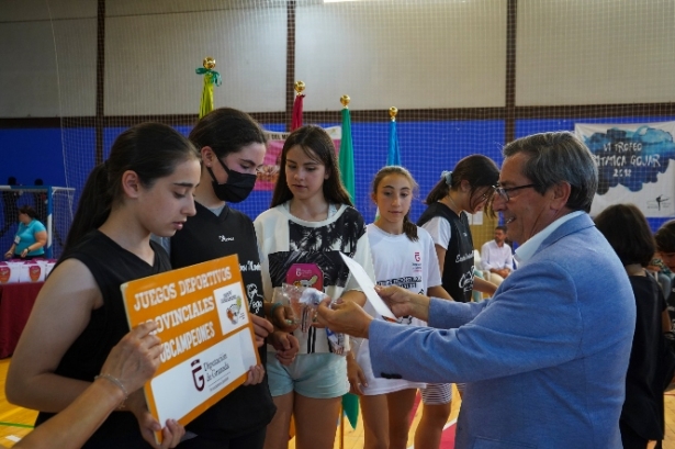 José Entrena entrega diplomas a unas participantes (DIPGRA) 