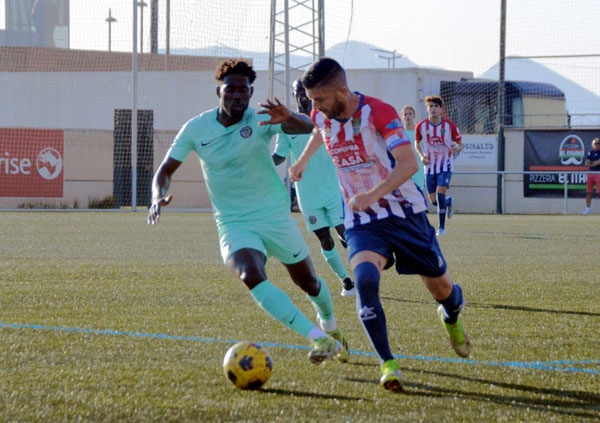 Una jugada del encuentro entre Arenas y Málaga City (LÁZARO)