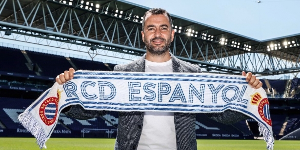 Diego Martínez posa con la bufanda del Espanyol en el RCDE Stadium (RCD Espanyol)