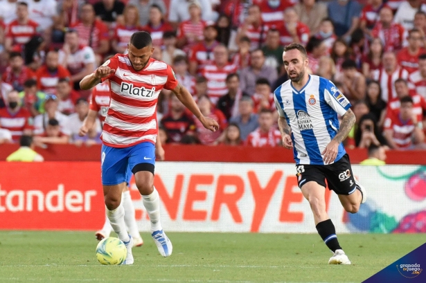 Luis Suárez, en el partido contra el Espanyol, podría ser uno de los traspaso por el que el Granada sacaría beneficio este verano (JOSÉ M. BALDOMERO)
