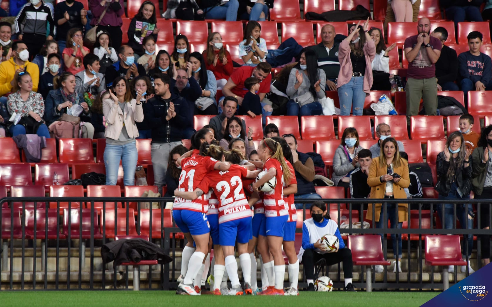 Las jugadoras del Granada, celebrando el gol anotado en `Los Cármenes` ante el Alhama (JOSÉ M. BALDOMERO) Las jugadoras del Granada, celebrando el gol anotado en `Los Cármenes` ante el Alhama (JOSÉ M. BALDOMERO)