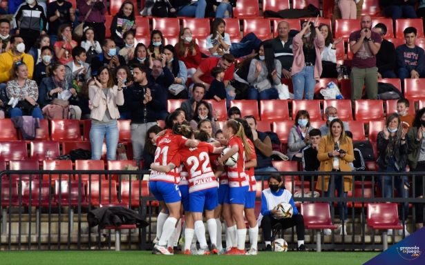 Las jugadoras del Granada, celebrando el gol anotado en `Los Cármenes` ante el Alhama (JOSÉ M. BALDOMERO)