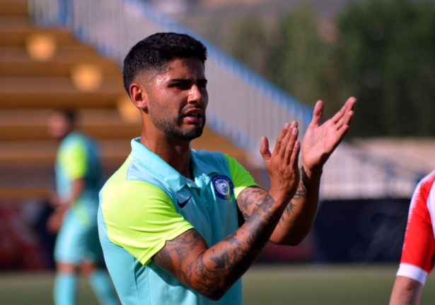 Iván Moya anima a sus compañeros durante el encuentro ante el Guadix CF (J. PALMA)