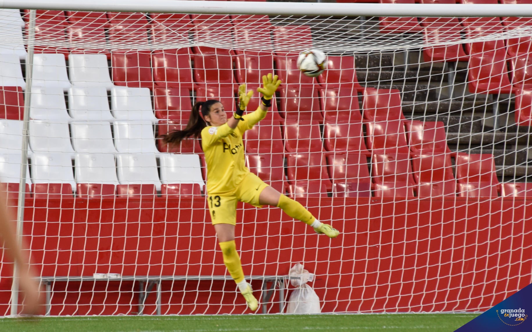 Andrea Romero, durante el partido del Granada Femenino en `Los Cármenes` frente al Alhama (JOSÉ M. BALDOMERO) Andrea Romero, durante el partido del Granada Femenino en `Los Cármenes` frente al Alhama (JOSÉ M. BALDOMERO)
