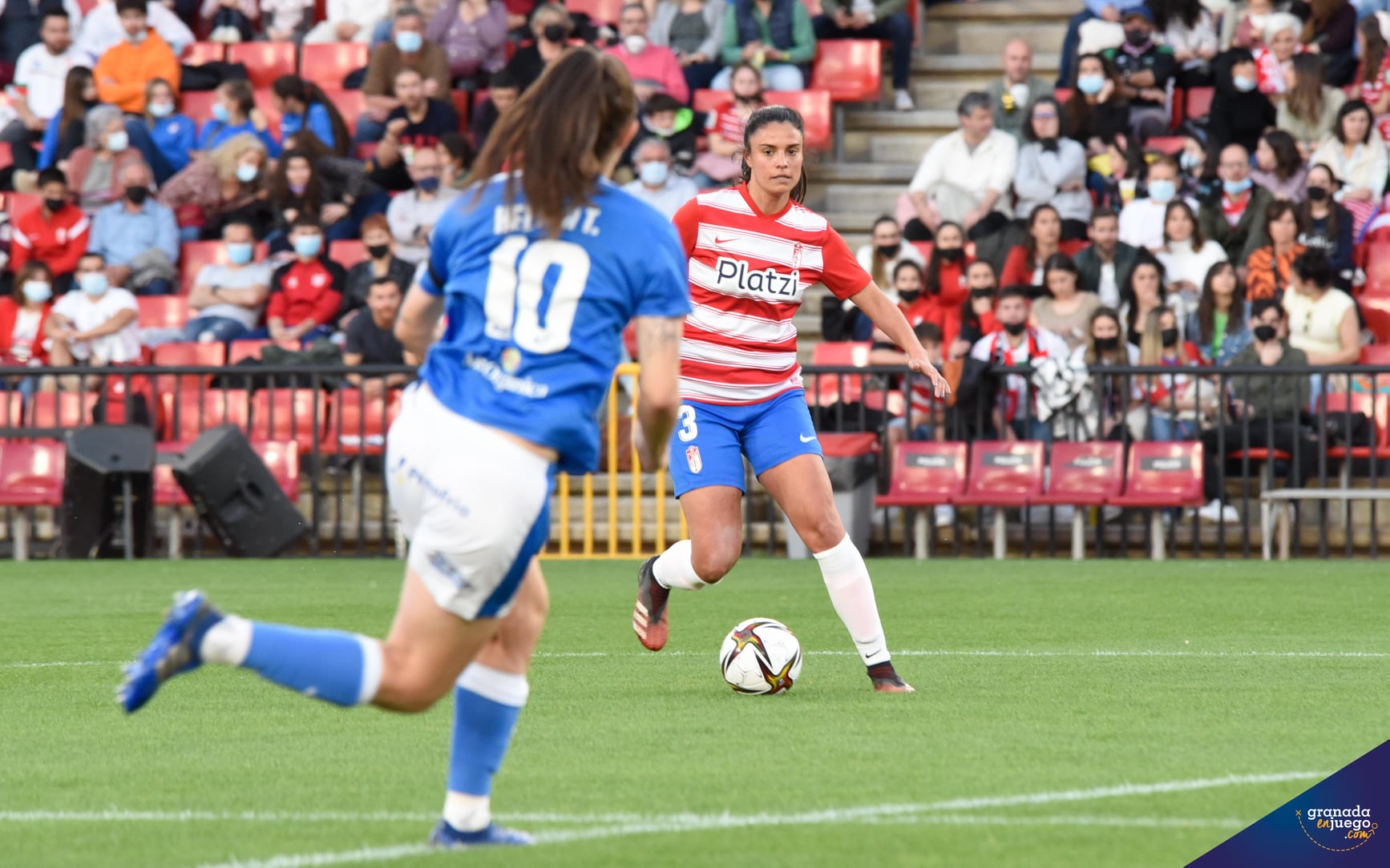 Marta Carrasco, durante el partido del Granada Femenino ante el Alhama en el `Nuevo Los Cármenes` (JOSÉ M. BALDOMERO) Marta Carrasco, durante el partido del Granada Femenino ante el Alhama en el `Nuevo Los Cármenes` (JOSÉ M. BALDOMERO)