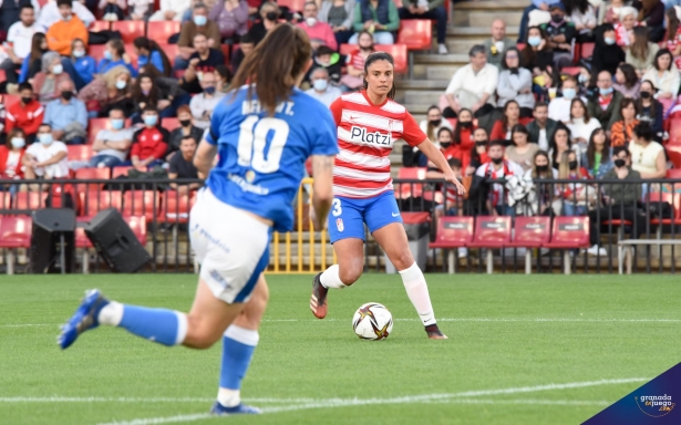 Marta Carrasco, durante el partido del Granada Femenino ante el Alhama en el `Nuevo Los Cármenes` (JOSÉ M. BALDOMERO)