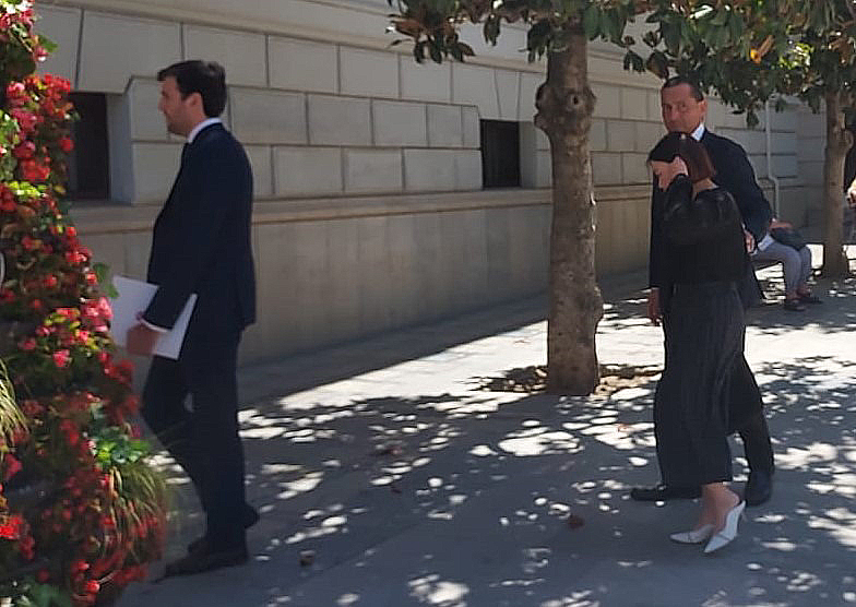 Aranguren, Sophia Yang y Alfredo García Amado, a su entrada al Ayuntamiento para mantener la reunión con el Alcalde (FRAN CALVO) Aranguren, Sophia Yang y Alfredo García Amado, a su entrada al Ayuntamiento para mantener la reunión con el Alcalde (FRAN CALVO)