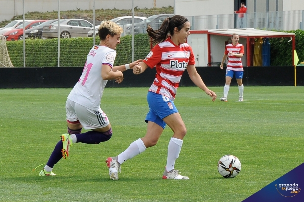 Alicia Redondo, en un lance del último partido del Granada Femenino en la Ciudad Deportiva ante el Madrid B (JOSÉ M. BALDOMERO)