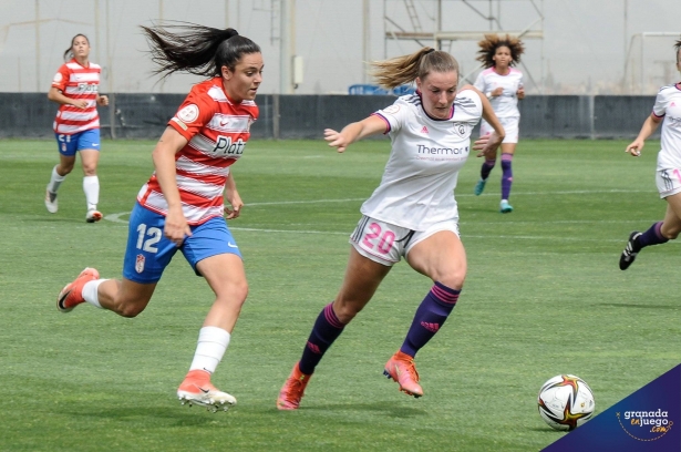 Alba Pérez, en un lance durante el último encuentro en la Ciudad Deportiva frente al Madrid B (JOSÉ M. BALDOMERO)