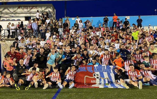 Imagen del Arenas de Armilla junto a su afición en la última victoria contra el Málaga City (ARENAS DE ARMILLA)