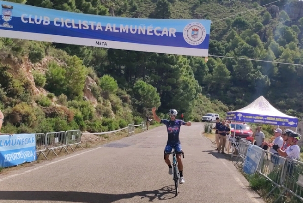 El ganador entra en meta (AYTO. ALMUÑÉCAR)