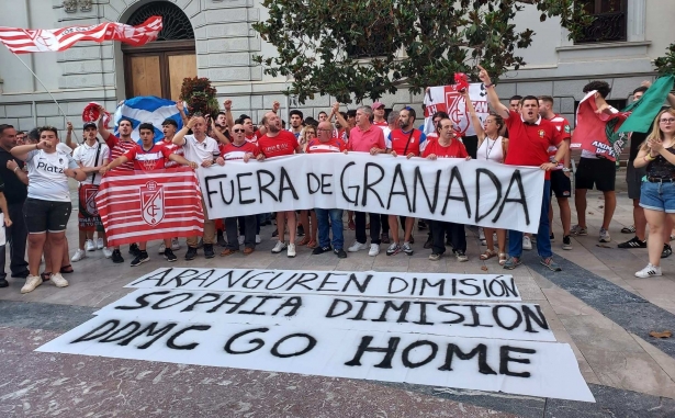 Aficionados despliegan pancartas en contra de la propiedad delante del Ayuntamiento (FRAN CALVO)