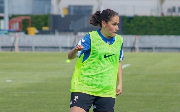 Elo, durante un entrenamiento esta temporada con el Granada Femenino (GCF)