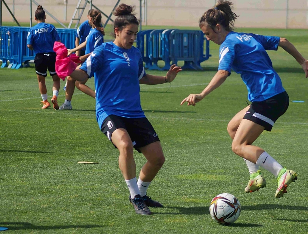 Marta Guereñu, en un entrenamiento con el Granada en la Ciudad Deportiva (GCF)