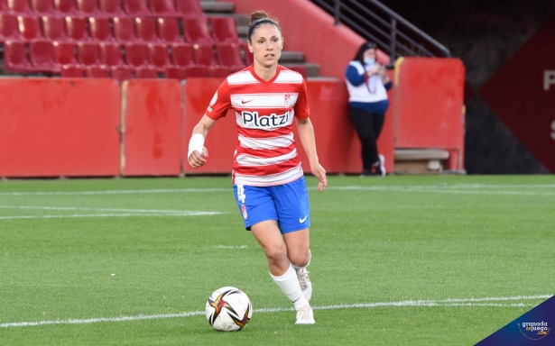 Cristina Moreno, durante el partido ante el Alhama en `Los Cármenes` (JOSÉ M. BALDOMERO)