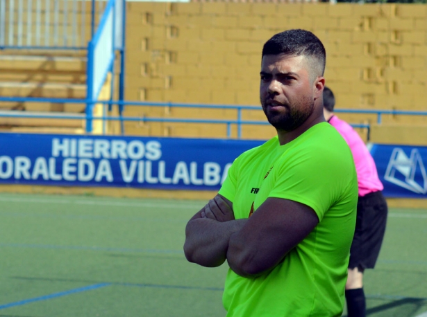 Alberto Chacón en el banquillo del Guadix CF durante la final ante el Almuñecar City (J. PALMA)