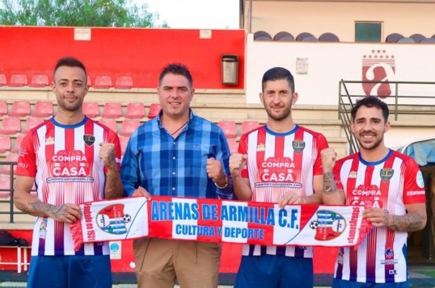 Dani Benítez, Fermín Criado, Fran Machado y Ezequiel Calvente posan en el Municipal de Armilla, donde esperan vivir el ascenso con el Arenas a Tercera el sábado (JOSÉ ANDRÉS FERNÁNDEZ)