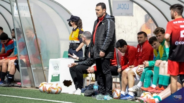 `Rizos` continuará en el banquillo del CD Huétor Vega (JOSÉ M. BALDOMERO) 
