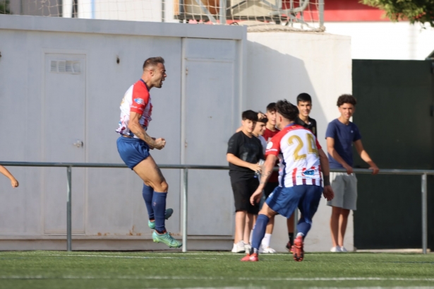 Momento en el que Dani Benítez celebró su gol ante el Monachil, que daba el ascenso a Tercera al Arenas (JOSÉ ANDRÉS FERNÁNDEZ)
