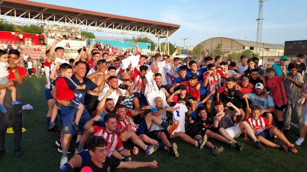 Los jugadores del Arenas festejan el ascenso sobre el césped del Municipal de Armilla (FRAN CALVO)