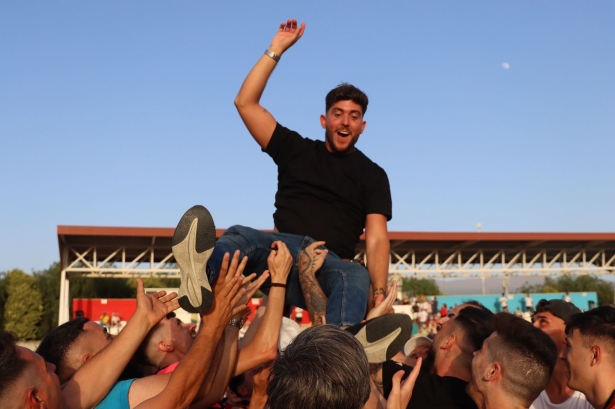 Julio Catalá fue manteado por sus jugadores tras lograr el ascenso a Tercera (JOSÉ ANDRÉS FERNÁNDEZ)