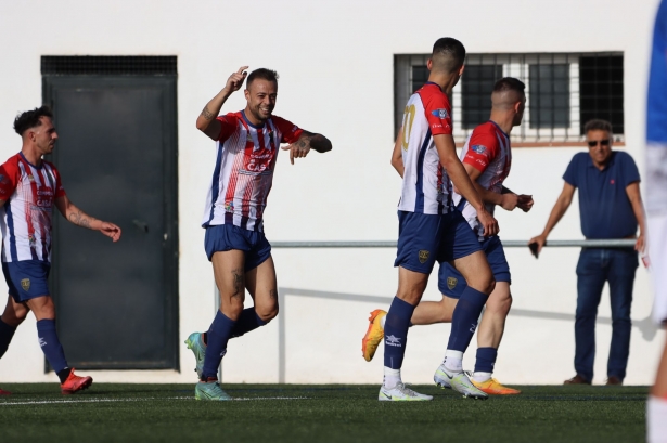 Dani Benítez celebra su primer gol en el partido del ascenso del Arenas (JOSÉ ANDRÉS FERNÁNDEZ)