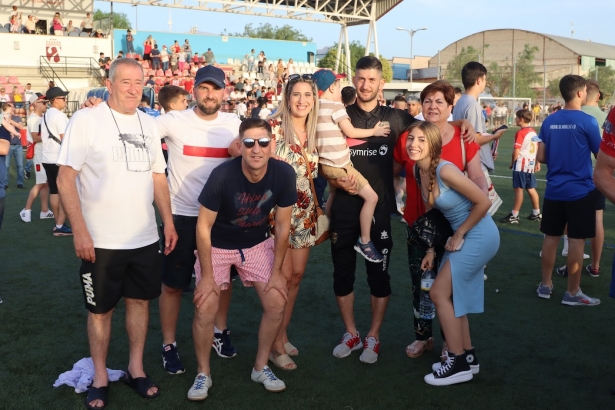Fran Machado, junto a su familia, en la celebración por el ascenso en el Municipal de Armilla (JOSÉ ANDRÉS FERNÁNDEZ)