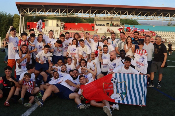 El Arenas celebró por todo lo alto su ascenso a Tercera (JOSÉ ANDRÉS FERNÁNDEZ)