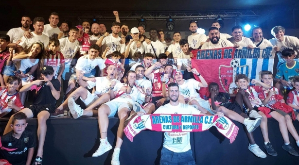 La plantilla del Arenas ha festejado el ascenso por todo lo alto (FRAN CALVO)