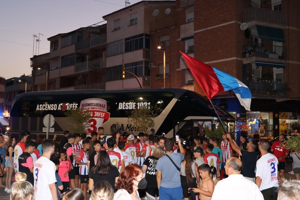 Momento de la llegada del autobús que transportaba al Arenas a la plaza del Ayuntamiento de Armilla (JOSÉ ANDRÉS FERNÁNDEZ) Momento de la llegada del autobús que transportaba al Arenas a la plaza del Ayuntamiento de Armilla (JOSÉ ANDRÉS FERNÁNDEZ)