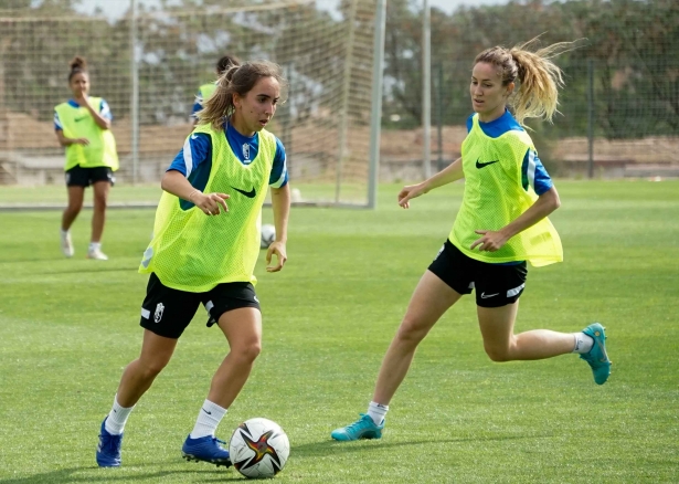 Adriana Cuadros, durante un entrenamiento esta temporada con el Granada (GCF)