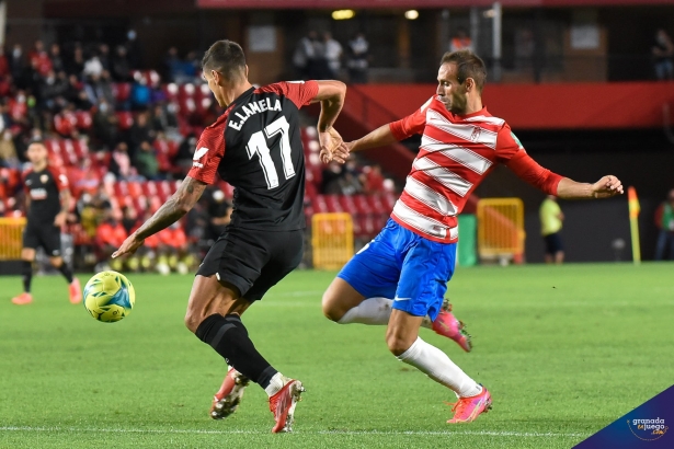 El capitán Víctor Díaz acabó reconvirtiéndose definitivamente en central (JOSÉ M. BALDOMERO)