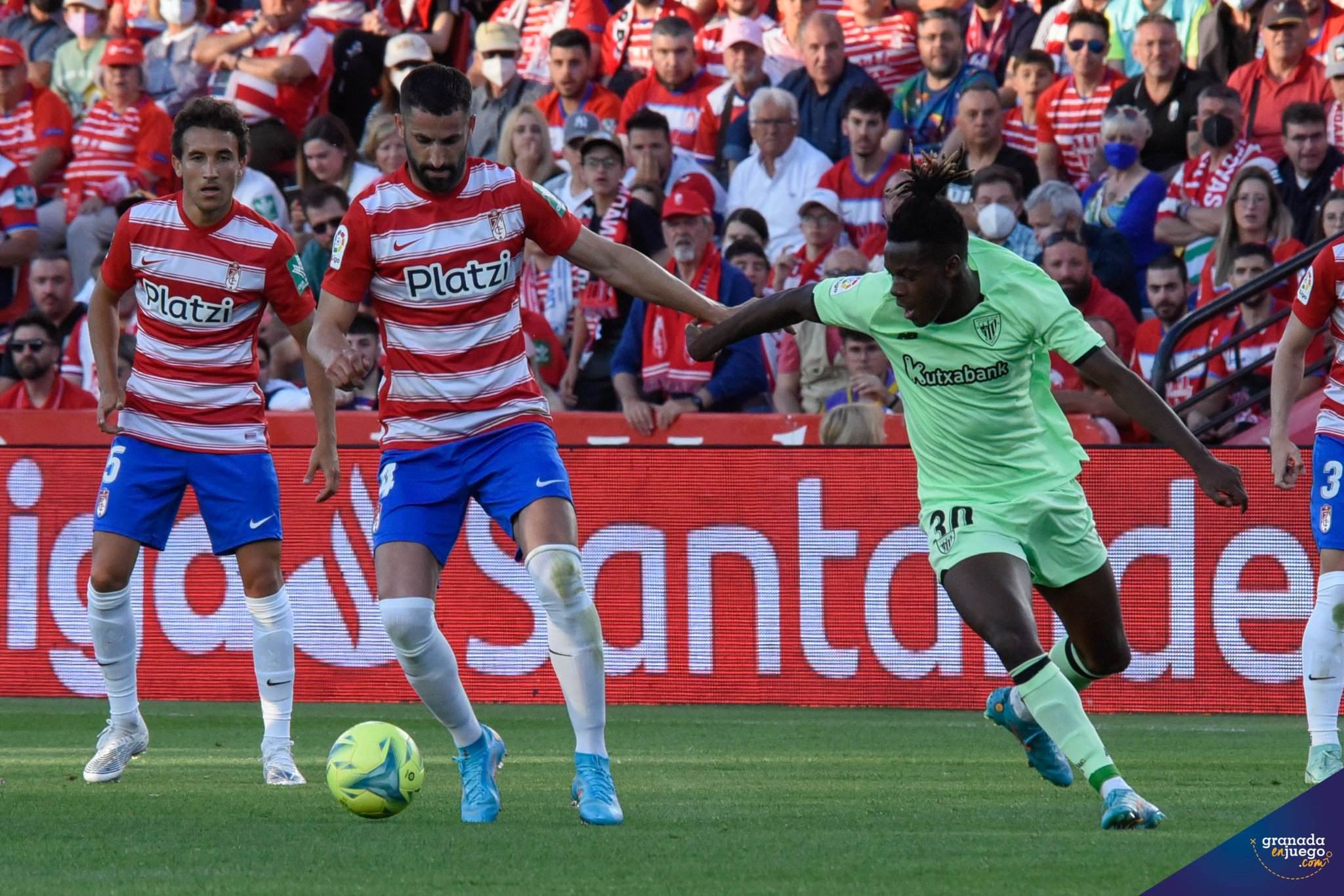 Gonalons y Milla, durante el partido ante el Athletic en `Los Cármenes`, podrían hacer las maletas (JOSÉ M. BALDOMERO) Gonalons y Milla, durante el partido ante el Athletic en `Los Cármenes`, podrían hacer las maletas (JOSÉ M. BALDOMERO)