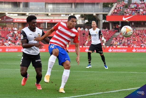 Carlos Bacca fue el gran chasco de la temporada en cuanto a fichajes (JOSÉ M. BALDOMERO)