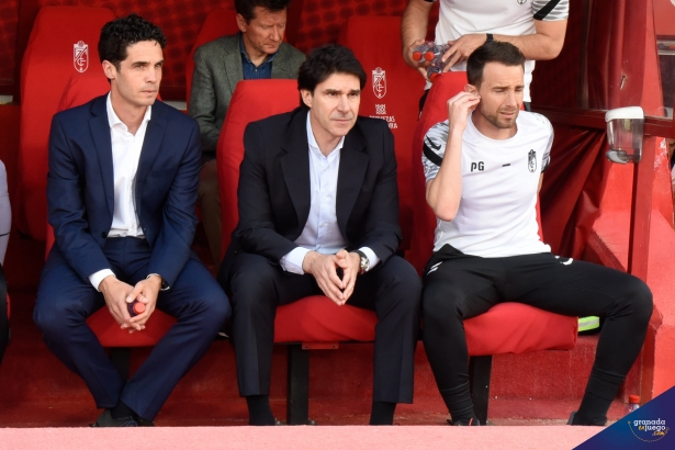 Aitor Karanka, en el centro de la imagen, en los momentos previos a uno de los partidos de la última temporada (JOSÉ M. BALDOMERO)