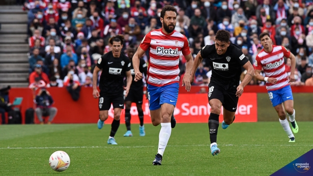 Germán Sánchez, en el partido ante el Elche en `Los Cármenes` (JOSÉ M. BALDOMERO)