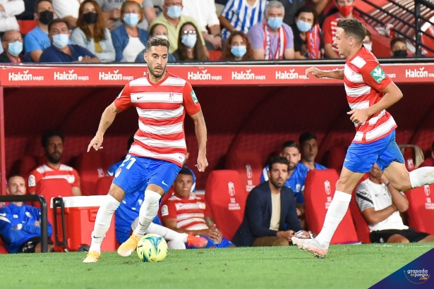 Rochina, en uno de sus primeros partidos con el Granada tras su regreso al club (JOSÉ M. BALDOMERO)