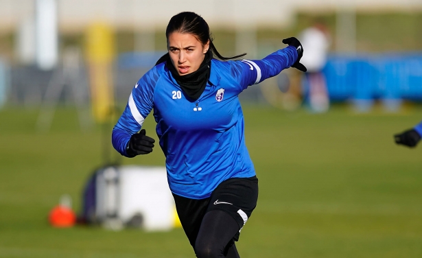 Yurena, en un entrenamiento con el Granada (GCF)