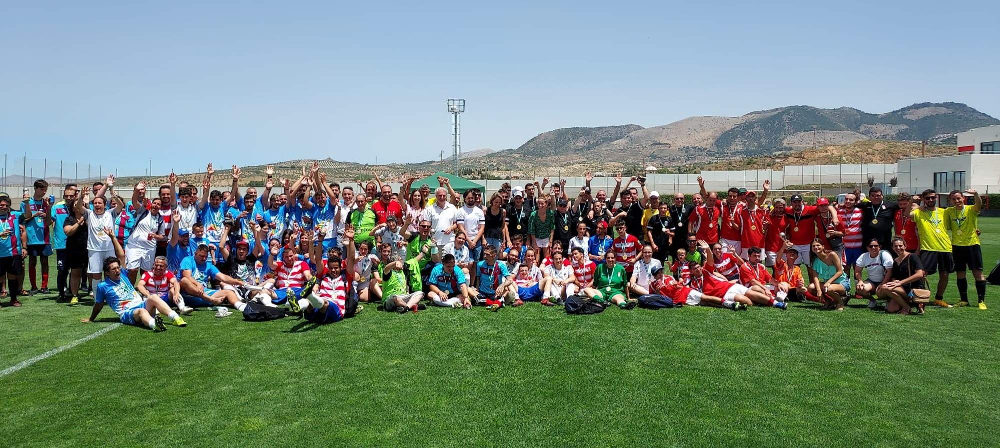 Foto de familia de los participantes de la fase final de la Liga Inclusiva Granadina en la Ciudad Deportiva (FRAN CALVO) Foto de familia de los participantes de la fase final de la Liga Inclusiva Granadina en la Ciudad Deportiva (FRAN CALVO)