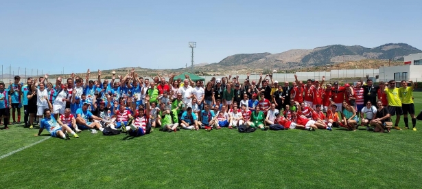 Foto de familia de los participantes de la fase final de la Liga Inclusiva Granadina en la Ciudad Deportiva (FRAN CALVO)