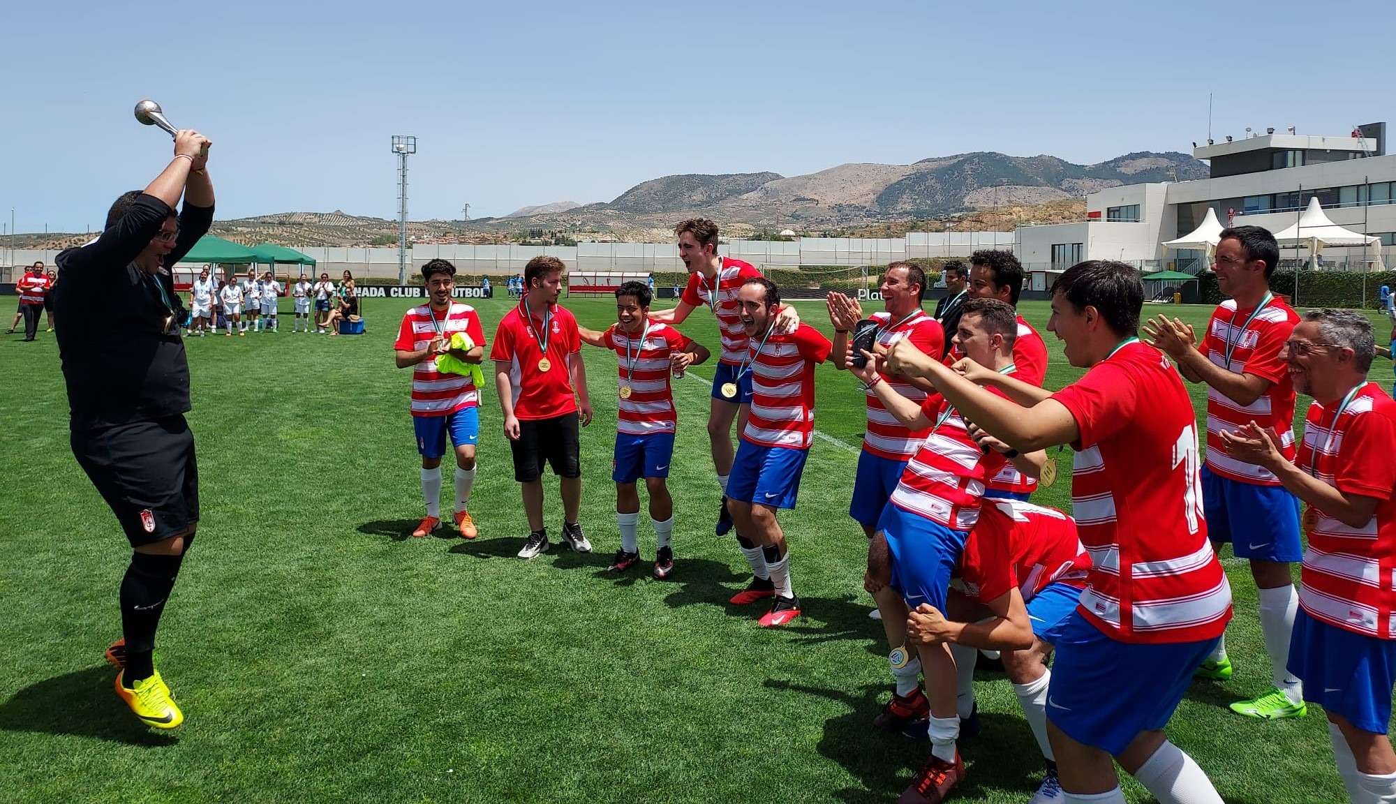 Los jugadores del Granada Genuine masculino, exultantes de felicidad al lograr su trofeo (FRAN CALVO)