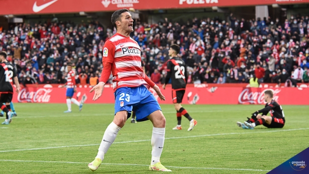Jorge Molina celebra uno de sus doce goles anotados con el Granada esta temporada (JOSÉ M. BALDOMERO)