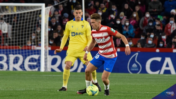 Isma Ruiz, en su último partido como titular ante el Cádiz (JOSÉ M. BALDOMERO)