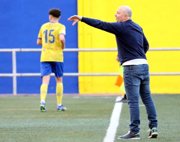 Thierry Pérez, entrenador del Agroisa Huétor Tájar, durante un partido (JOSÉ ANDRÉS FERNÁNDEZ