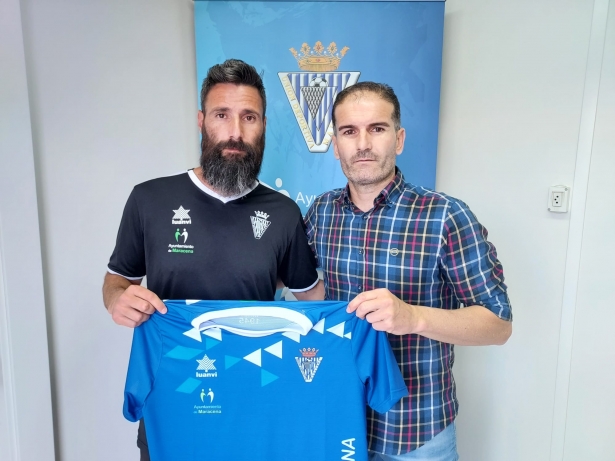 Rafa Payán posa junto al presidente Sergio Gómez con la camiseta del Maracena (UD MARACENA)