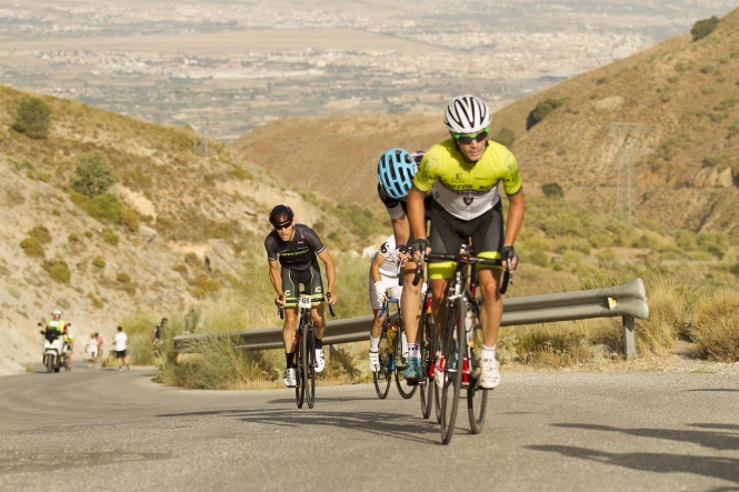 Ciclistas en una de las ediciones anteriores de Sierra Nevada Límite (@LEJANDROMOLINA)