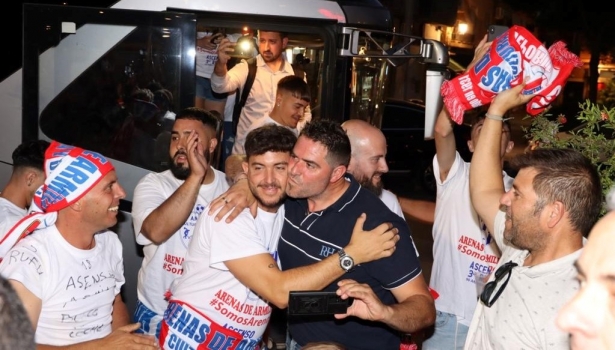 Julio Catalá y Fermín Criado, eufóricos en la celebración del Arenas por el ascenso (JOSÉ ANDRÉS FERNÁNDEZ)