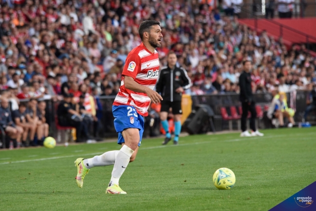 Jorge Molina, en uno de los últimos partidos del Granada en la pasada temporada (JOSÉ M. BALDOMERO)