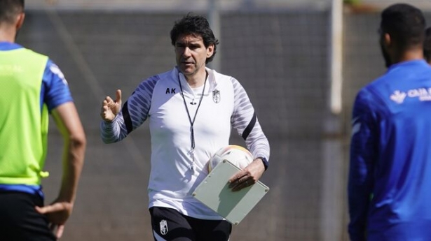 Karanka, en un entrenamiento con el Granada la pasada temporada (PEPE VILLOSLADA / GCF)